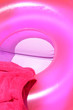 Coin de plage en été - Bouée rose