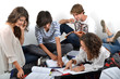 Groupe d'étudiants révisant ensemble 04