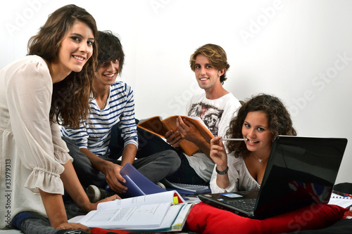 Photo: Groupe d'étudiants révisant ensemble 03 Groupe d'étudiants révisant ensemble 03