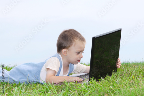 Foto: Kind arbeitet am Laptop Kind arbeitet am Laptop