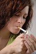 Femme fumant une cigarette