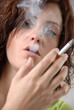 Femme fumant une cigarette