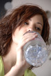 Femme buvant de l'eau