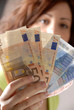 Femme avec des billets de banque