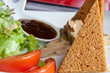 foie gras, toast pain d'épice, chutney, salade, tomate foie gras, toast pain d'épice, chutney, salade, tomate