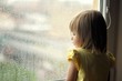 la jeune fille regarde par la fenêtre