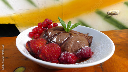 Photo: Mousse au chocolat mit Früchten Mousse au chocolat mit Früchten