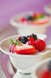heidelbeercreme mit frischen Beeren