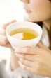 お茶を飲む女性の口元