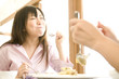 パスタを食べる2人の女性