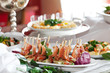 Schweinemedaillons mit Tomaten-Mozzarella und Serrano-Schinken Schweinemedaillons mit Tomaten-Mozzarella und Serrano-Schinken