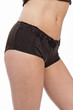 Femme portant un boxer sur son ventre plat