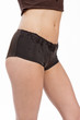 Ventre de femme mince de 3/4 en boxer