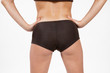 femme de dos les mains sur les hanches en boxer