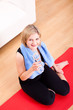 junge Frau in der Pause nach Fitness