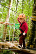 Enfant faisant de l'accrobranche