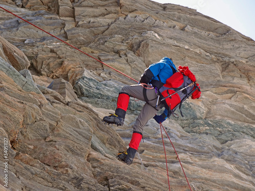 Photo: Alpinisme - Descente en rappel Alpinisme - Descente en rappel