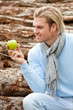 mann mit apfel
