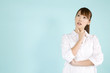 悩んでいる女性