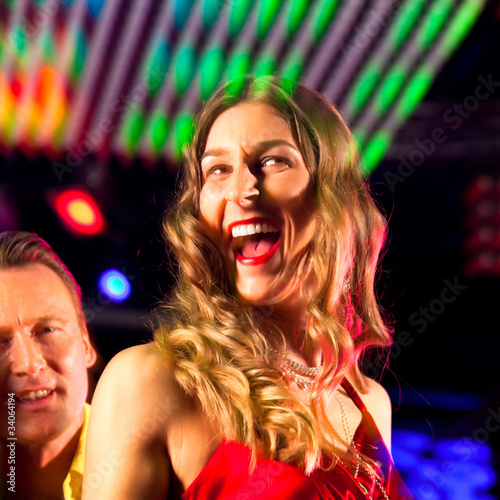Foto: Clubbing and nightlife - Woman in club or bar having fun Clubbing and nightlife - Woman in club or bar having fun