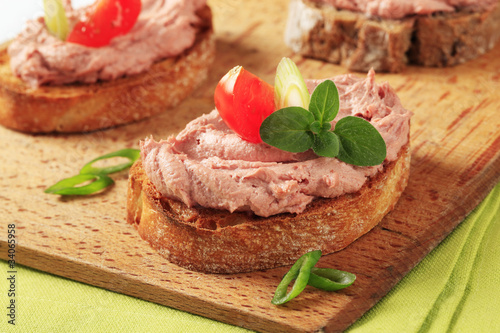 Foto: Toasted bread and pate Toasted bread and pate