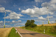 Windrad und Straße Windrad und Straße
