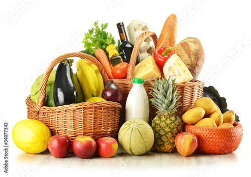Foto: Groceries in wicker basket isolated on white Groceries in wicker basket isolated on white