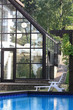 Schwimbad neben Haus