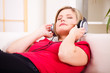 junge Frau hört zu Hause Musik