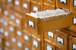 Foto: database concept. vintage cabinet. library card or file catalog. database concept. vintage cabinet. library card or file catalog.