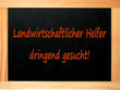schild tafel stellenangebot: landwirtschaftlicher helfer gesucht