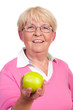 Photo: seniorin hält apfel in der hand seniorin hält apfel in der hand