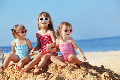 Foto: Kids playing at the beach Kids playing at the beach