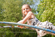 Foto: Mädchen auf Klettergerüst Mädchen auf Klettergerüst