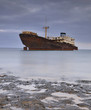 Barco varado en la playa.