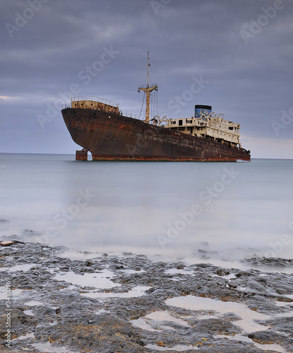 Photo: Barco varado en la playa. Barco varado en la playa.
