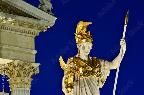 Photo: wien Parlament Detail der Statue wien Parlament Detail der Statue