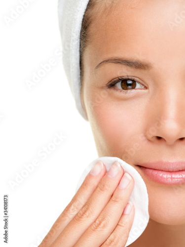Foto: skin care woman removing makeup skin care woman removing makeup