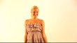 Video: springende, junge Frau springende, junge Frau