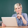lächelnde junge frau lernt am laptop