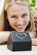 Foto: Close-up of a model home with a woman smiling Close-up of a model home with a woman smiling