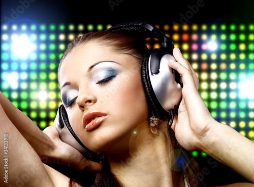Foto: Portrait of a young girl in headphones Portrait of a young girl in headphones