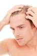 Foto: ein graues haar, mann wird älter ein graues haar, mann wird älter