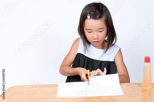 Photo: 工作する女の子 工作する女の子