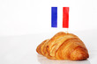 Frisch gebackenes Croissant mit der Französischen Fahne