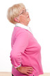 seniorin mit rückenschmerzen