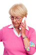 seniorin führt ernstes telefongespräch