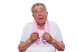 Senior mit Handtuch