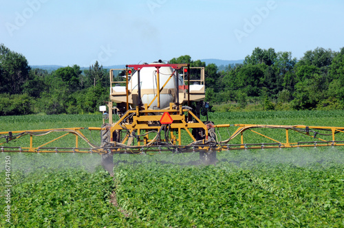 Foto: Close up of tractor spraying pesticides on crop Close up of tractor spraying pesticides on crop