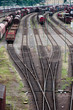 Bahngleise, Weichen und Wagons auf einem Güterbahnhof